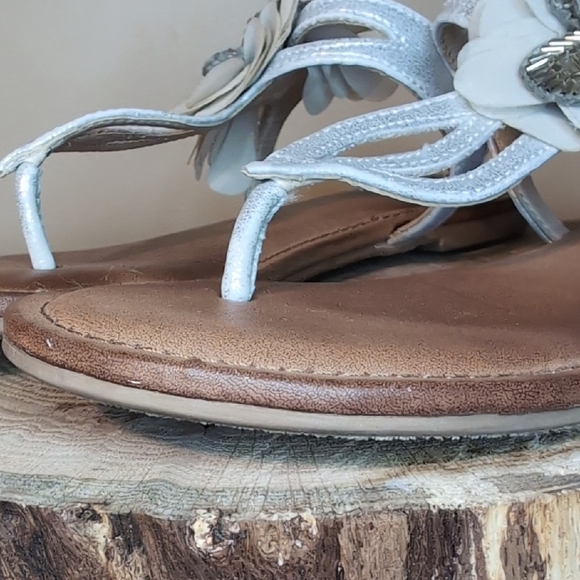 Not Rated Silvery Thong Sandals with Floral Detailed Beaded Embellishments - Picture 8 of 11